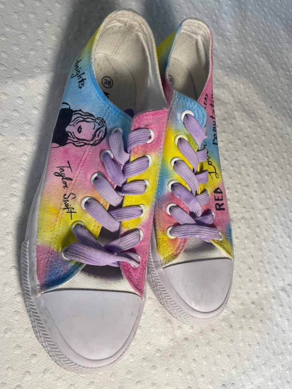 TAYLOR SWIFT Koko Art low tops EU38
Rainbow lavender laces 1989- esque 
TS